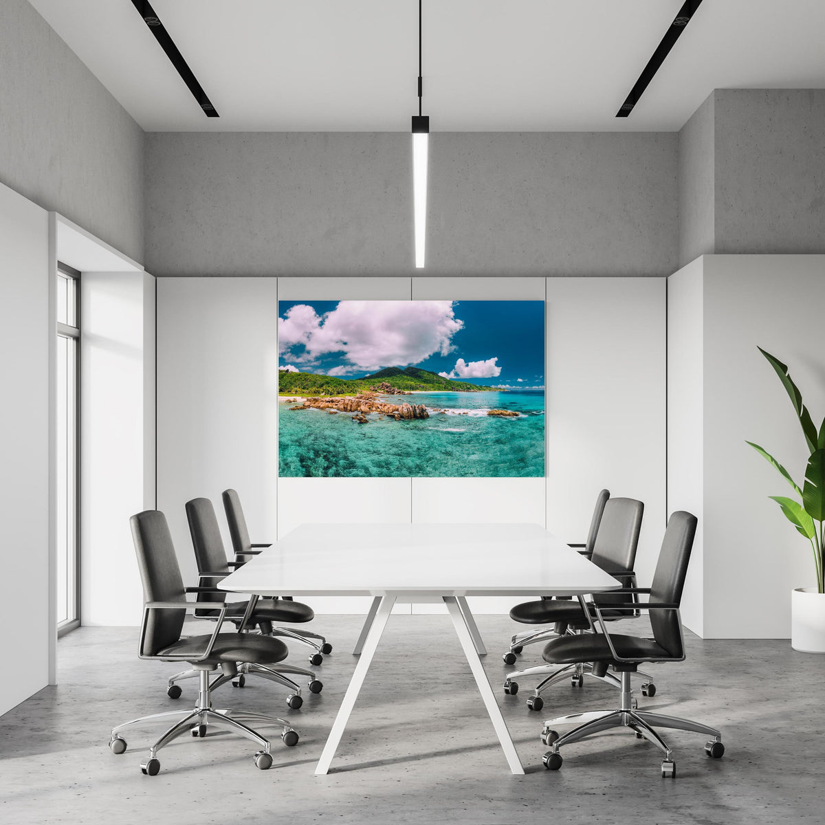 Office Poster  - Der Strand Grand Anse - La Digue in einem Konferenzraum an weißer Wand hängend