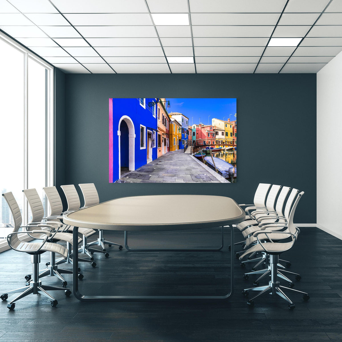Office Poster  - Die farbenfrohe Insel Burano an blauer Wand in einem Besprechungsraum