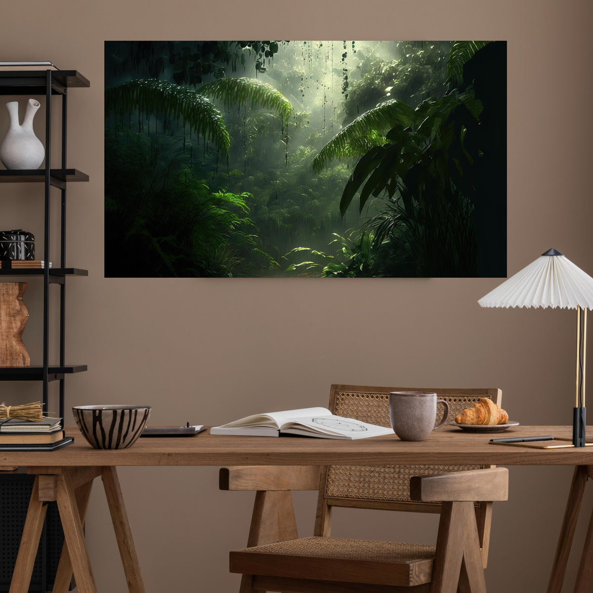 Office Poster  - Dunkler tropischer Wald im Regen über poliertem Holztisch mit stilvoller Lampe - rechteckig