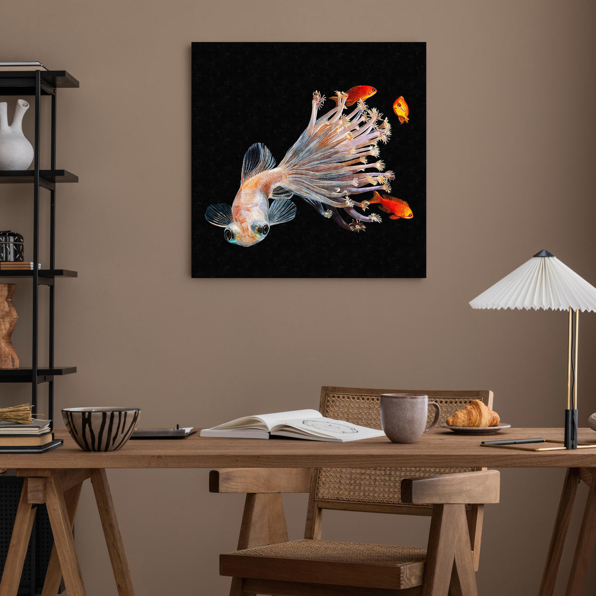 Office Poster  - Fisch verschmolzen mit Korallen über poliertem Holztisch mit stilvoller Lampe - quadratisch