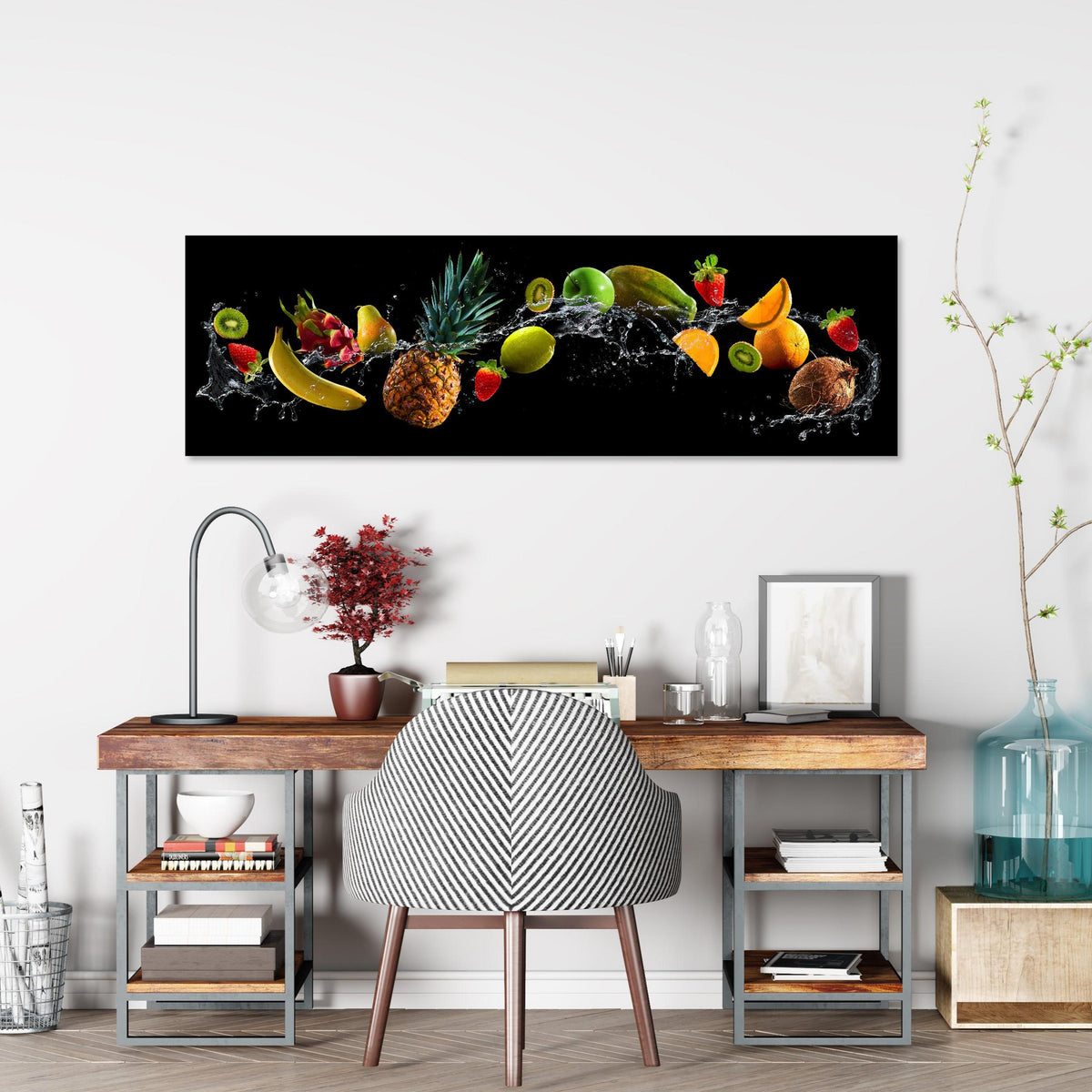 Office Poster  - Früchte mit Wasserspritzern über klassischem Holzschreibtisch mit Bücherregal