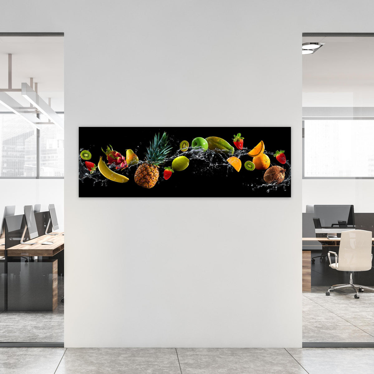 Office Poster  - Früchte mit Wasserspritzern an weißer Wand in hell eingerichtetem Büro