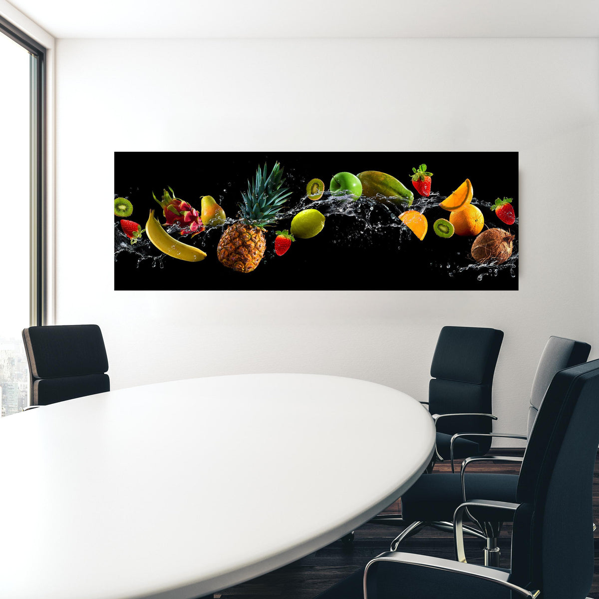 Office Poster  - Früchte mit Wasserspritzern in einem Konferenzraum hinter weißem ovalem Tisch