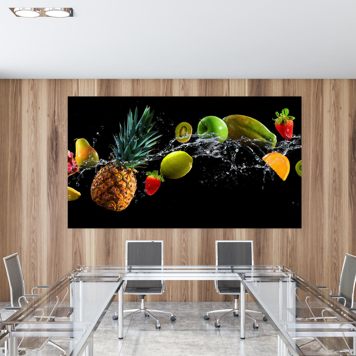 Office Poster  - Früchte mit Wasserspritzern in einem Konferenzraum mit Glastisch und Holzwand