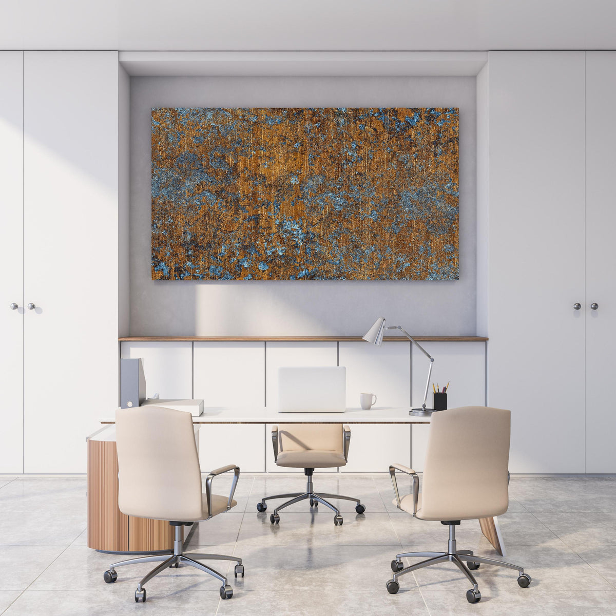 Office Poster  - Gold-blaue alte Metalltextur hinter weißem Holzschreibtisch mit Tischlampe
