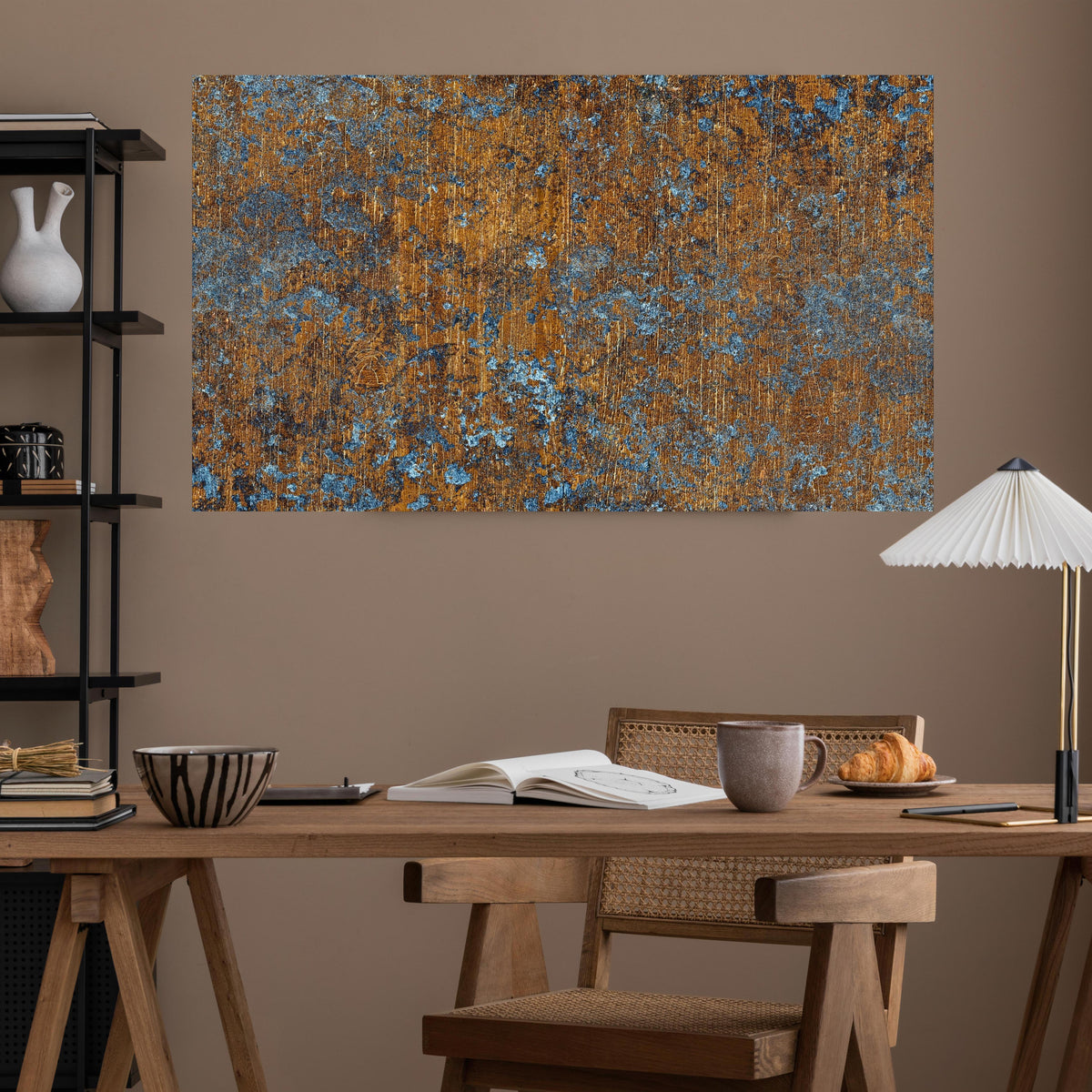 Office Poster  - Gold-blaue alte Metalltextur über poliertem Holztisch mit stilvoller Lampe - rechteckig
