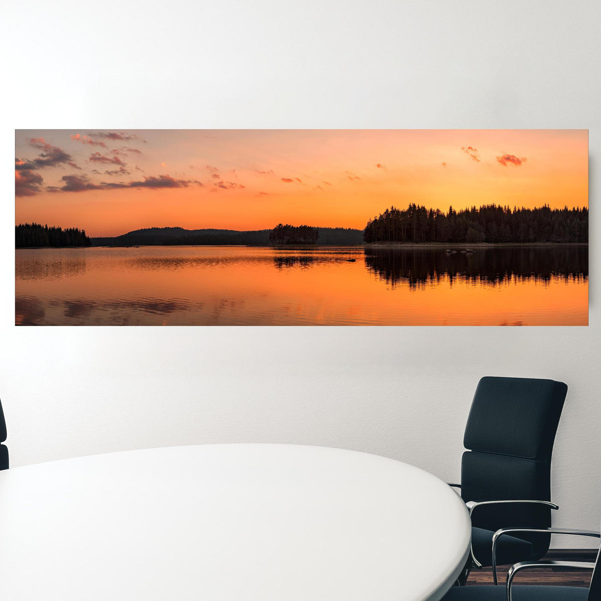 Office Poster  - Goldener See - Bulgarien in einem Konferenzraum hinter weißem ovalem Tisch Zoom