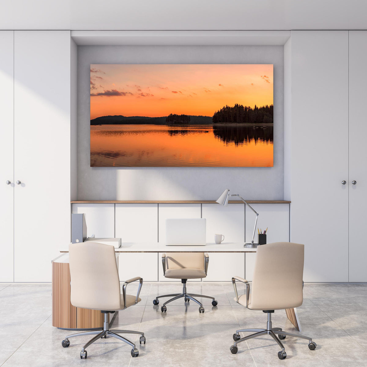 Office Poster  - Goldener See - Bulgarien hinter weißem Holzschreibtisch mit Tischlampe