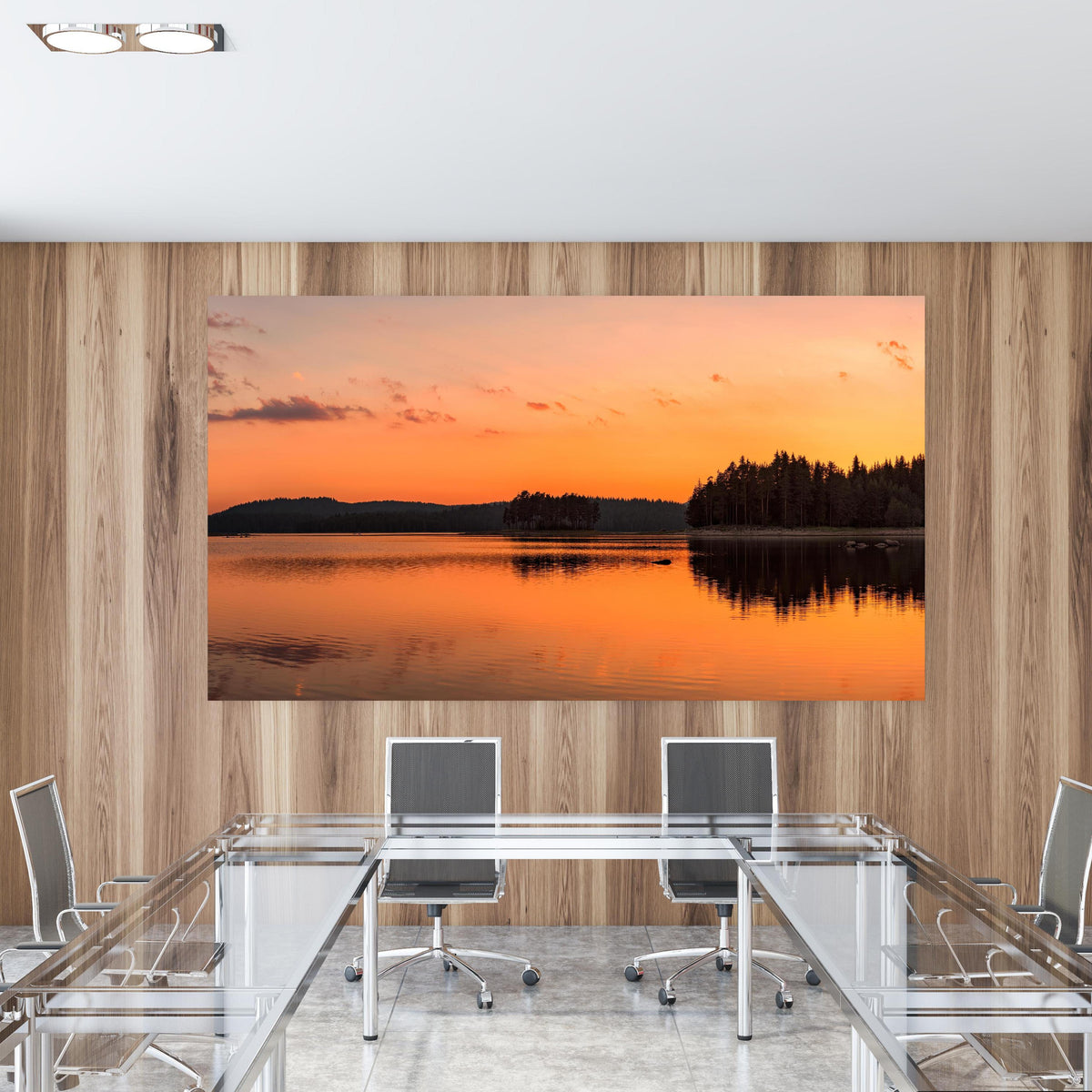 Office Poster  - Goldener See - Bulgarien in einem Konferenzraum mit Glastisch und Holzwand