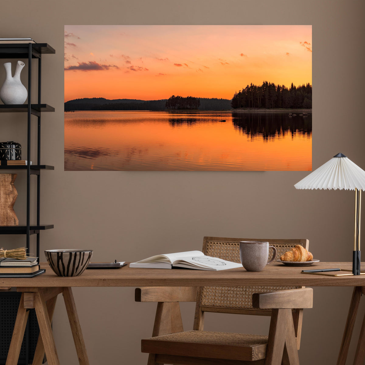 Office Poster  - Goldener See - Bulgarien über poliertem Holztisch mit stilvoller Lampe - rechteckig