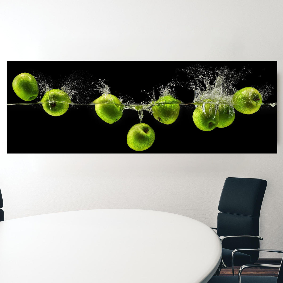 Office Poster  - Grüne Äpfel im Wasser in einem Konferenzraum hinter weißem ovalem Tisch Zoom