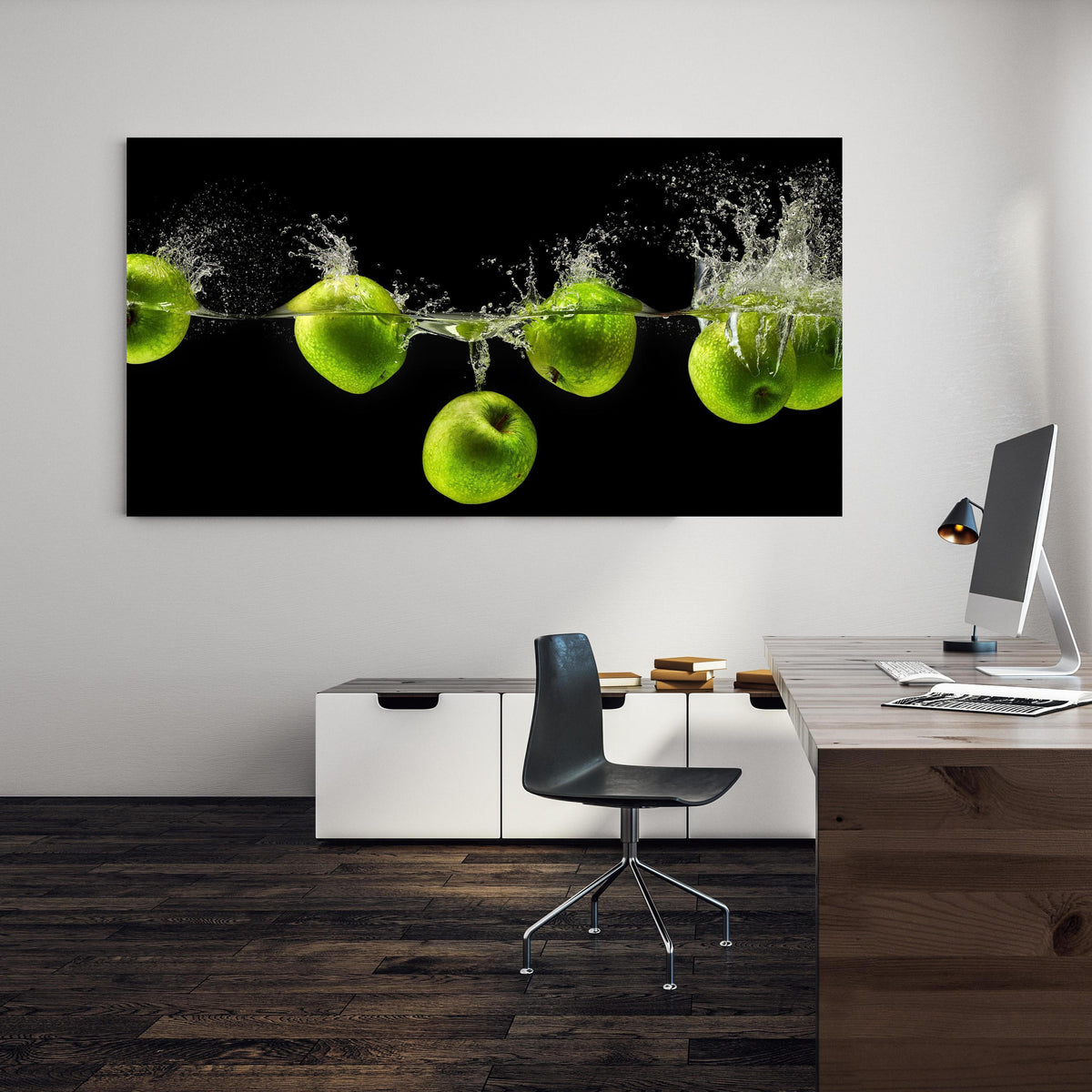 Office Poster  - Grüne Äpfel im Wasser an einer Wand in minimalistisch eingerichtetem Heim-Büro