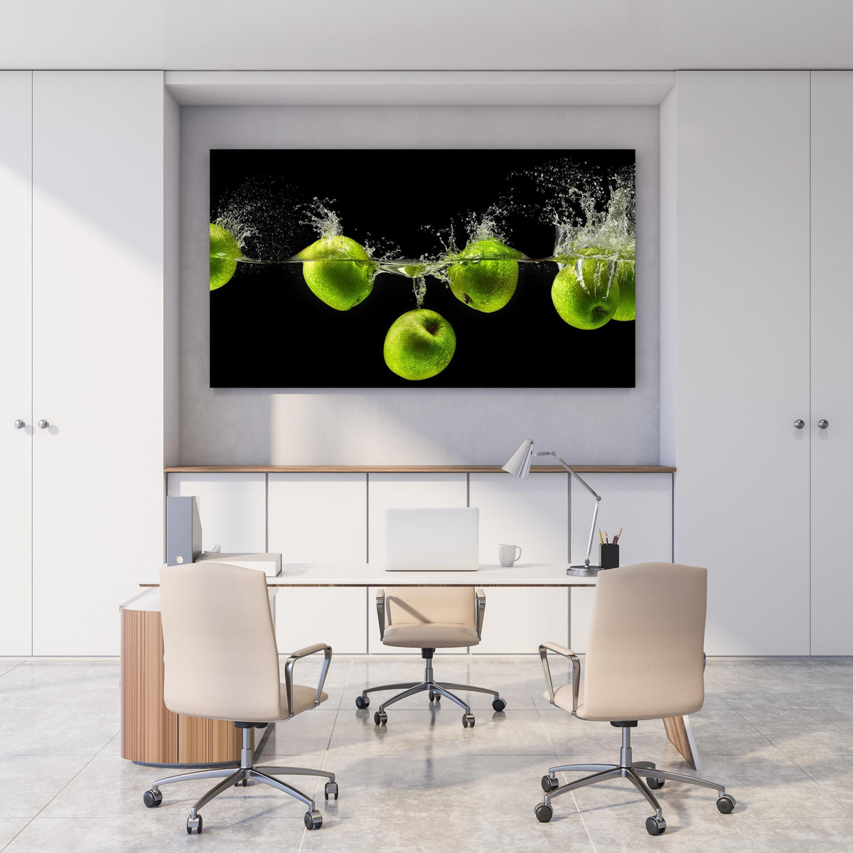 Office Poster  - Grüne Äpfel im Wasser hinter weißem Holzschreibtisch mit Tischlampe