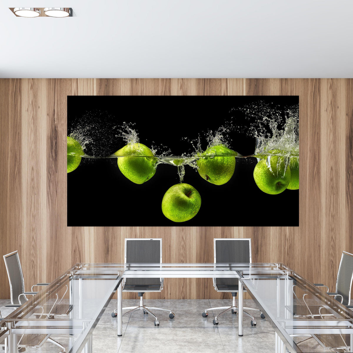 Office Poster  - Grüne Äpfel im Wasser in einem Konferenzraum mit Glastisch und Holzwand
