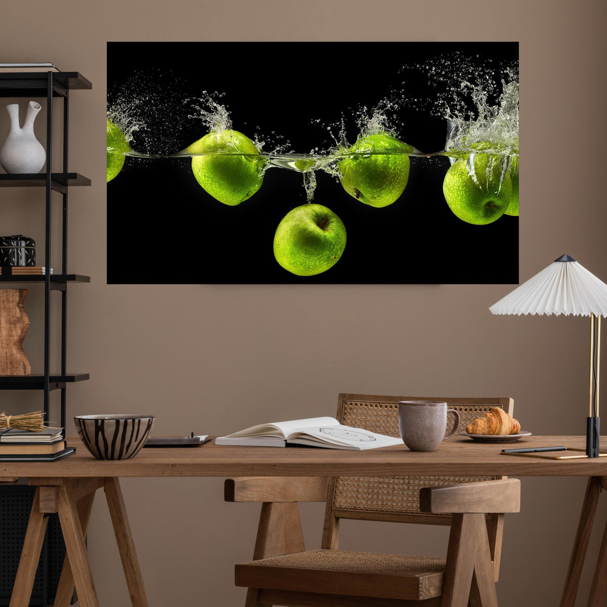 Office Poster  - Grüne Äpfel im Wasser über poliertem Holztisch mit stilvoller Lampe - rechteckig