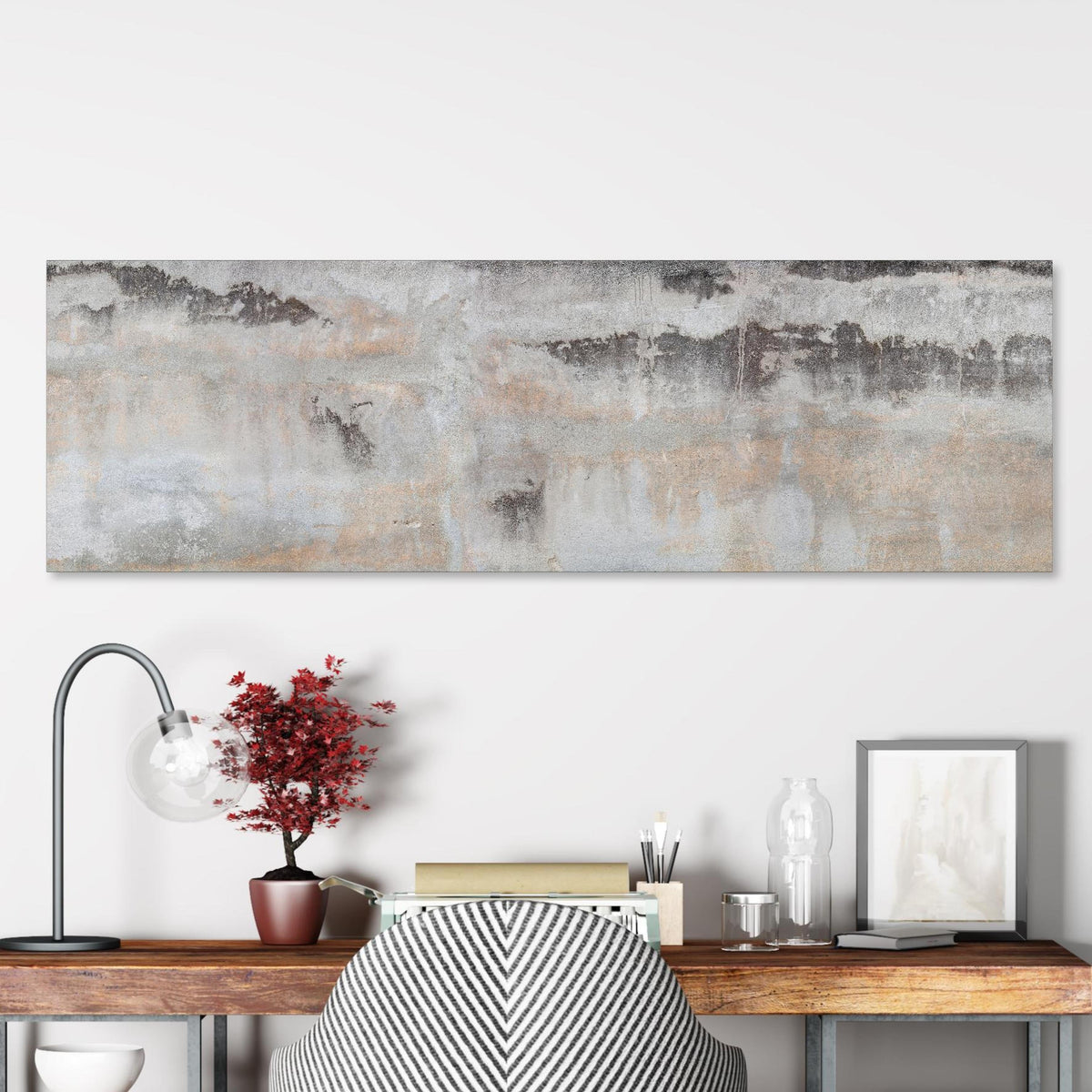 Office Poster  - Grunge Betonwand über klassischem Holzschreibtisch mit Bücherregal Zoom
