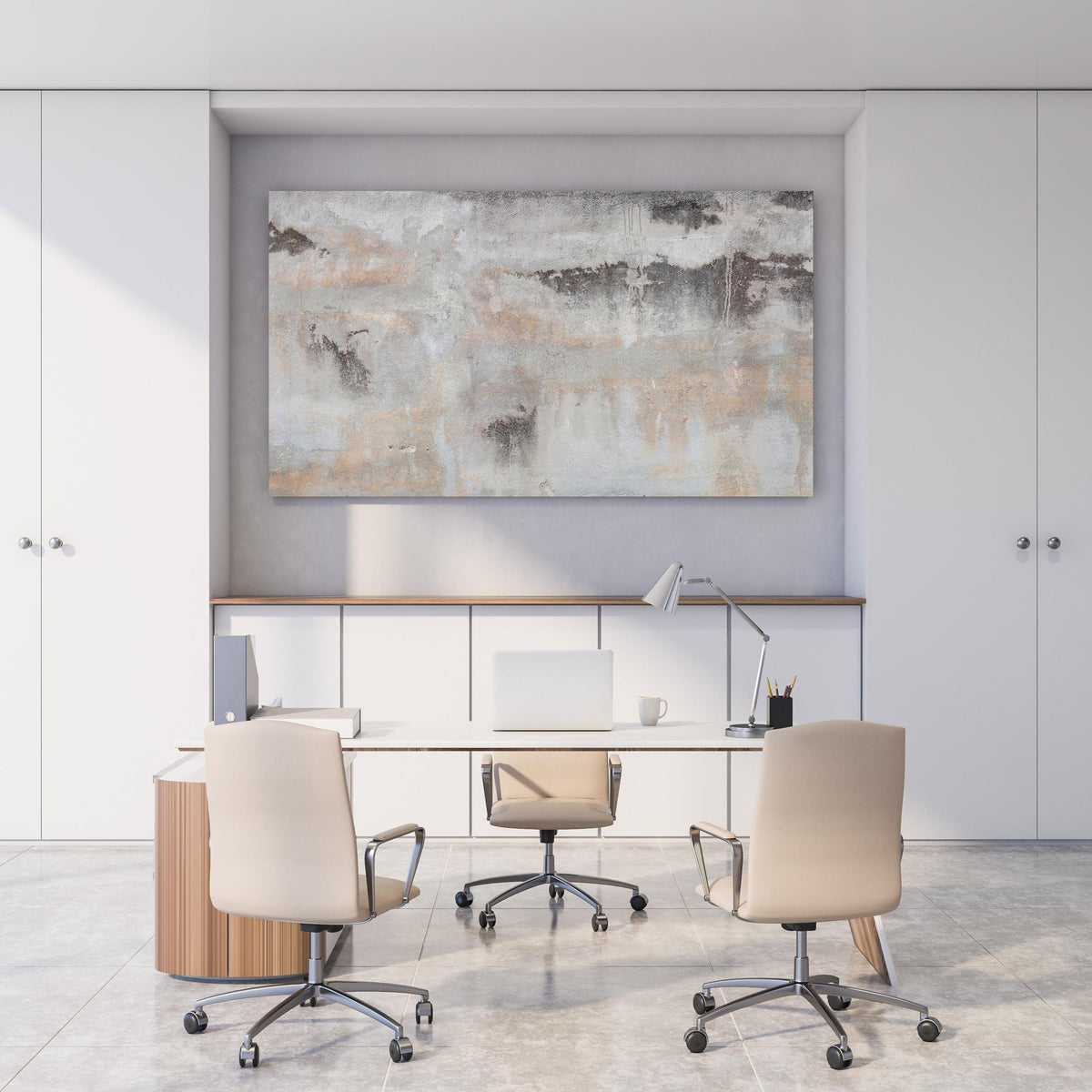 Office Poster  - Grunge Betonwand hinter weißem Holzschreibtisch mit Tischlampe