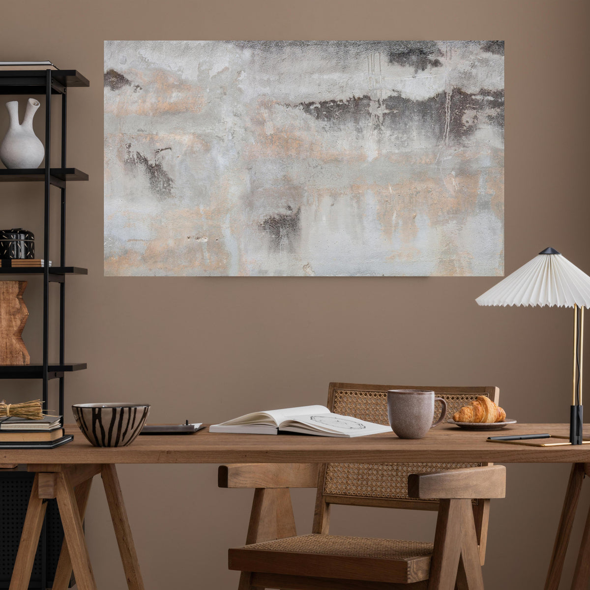 Office Poster  - Grunge Betonwand über poliertem Holztisch mit stilvoller Lampe - rechteckig