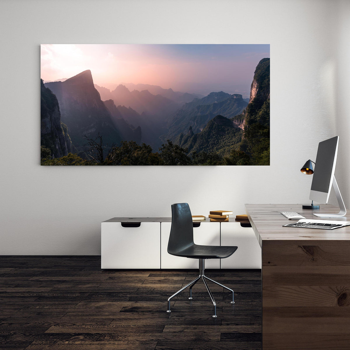 Office Poster  - Landschaftsblick - Berg Tianmen an einer Wand in minimalistisch eingerichtetem Heim-Büro