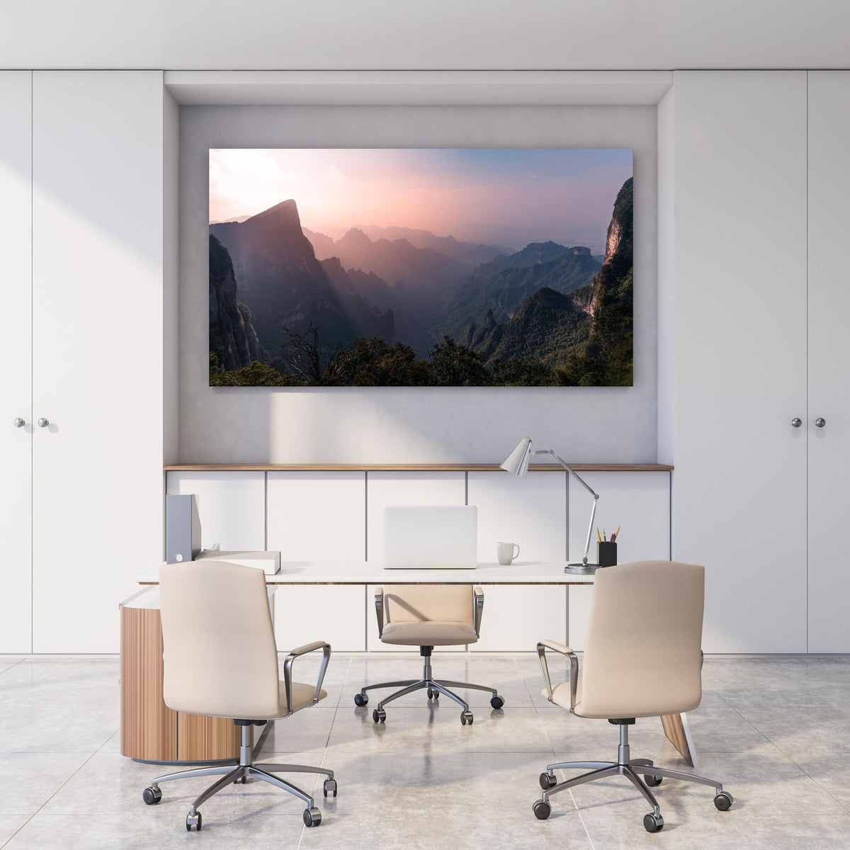 Office Poster  - Landschaftsblick - Berg Tianmen hinter weißem Holzschreibtisch mit Tischlampe