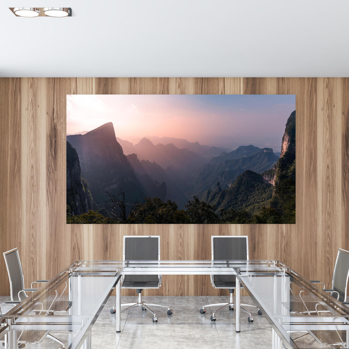 Office Poster  - Landschaftsblick - Berg Tianmen in einem Konferenzraum mit Glastisch und Holzwand