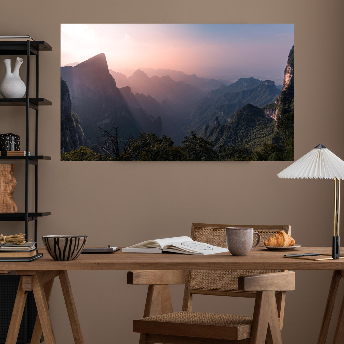 Office Poster  - Landschaftsblick - Berg Tianmen über poliertem Holztisch mit stilvoller Lampe - rechteckig