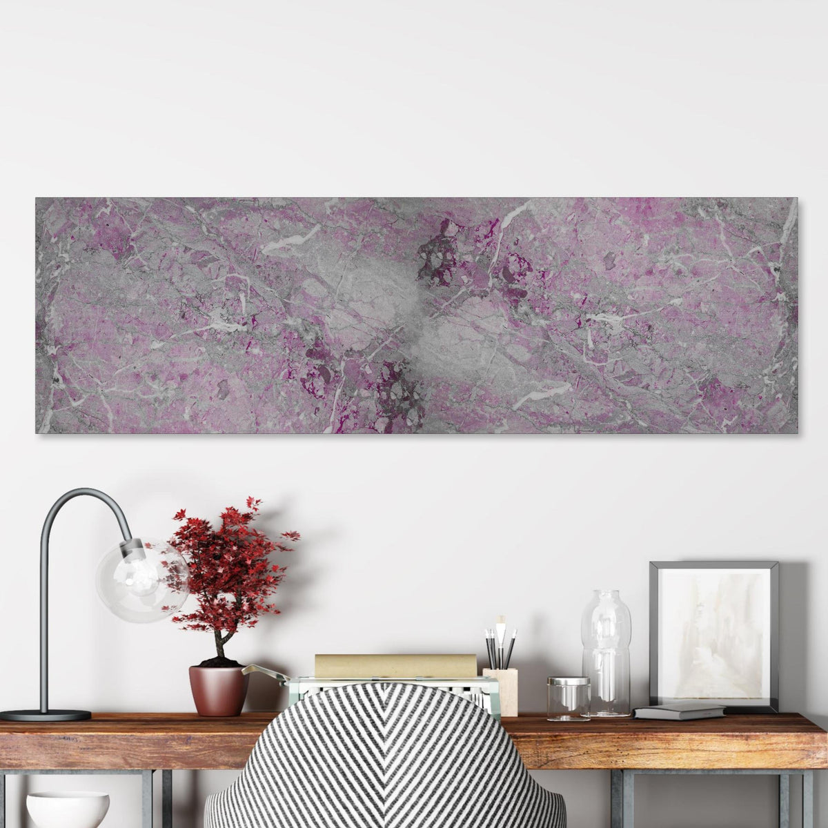Office Poster  - Lila fleckige Marmor Hintergrund über klassischem Holzschreibtisch mit Bücherregal Zoom