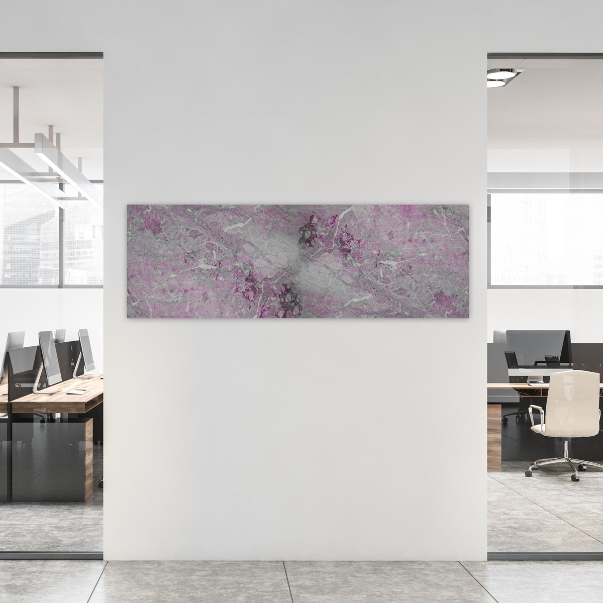 Office Poster  - Lila fleckige Marmor Hintergrund an weißer Wand in hell eingerichtetem Büro