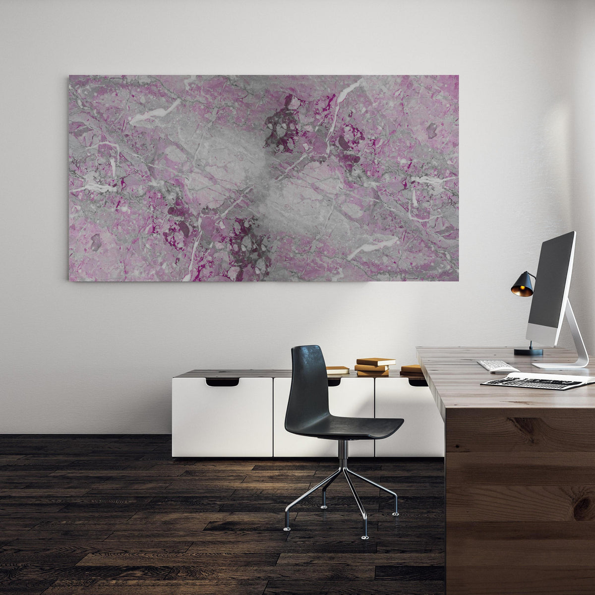 Office Poster  - Lila fleckige Marmor Hintergrund an einer Wand in minimalistisch eingerichtetem Heim-Büro