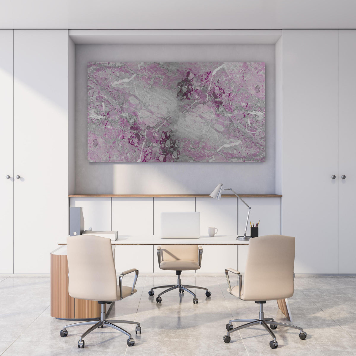 Office Poster  - Lila fleckige Marmor Hintergrund hinter weißem Holzschreibtisch mit Tischlampe