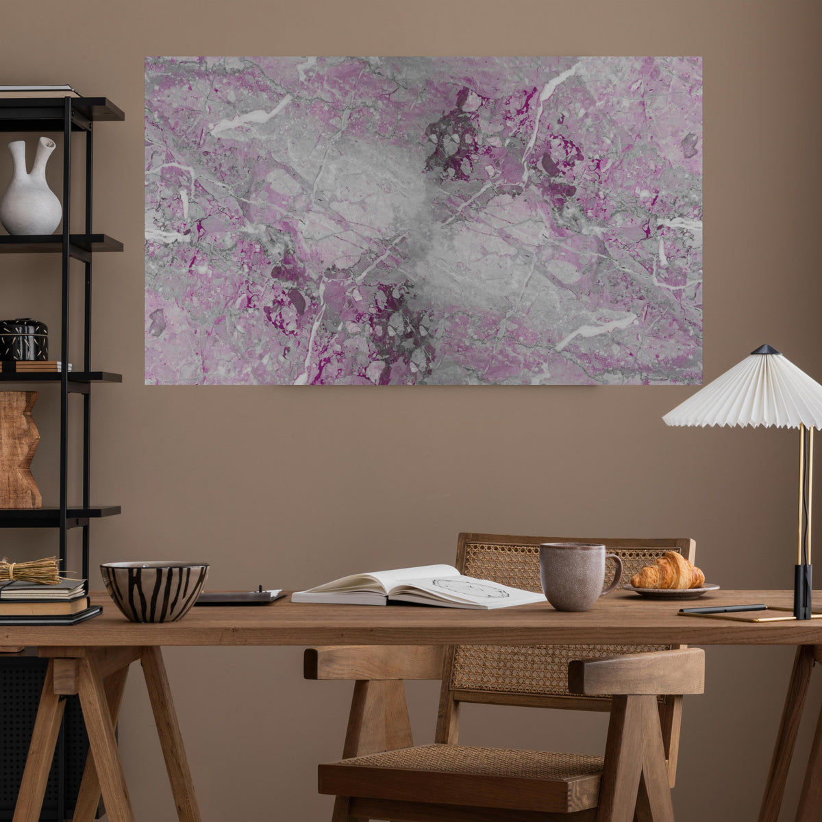 Office Poster  - Lila fleckige Marmor Hintergrund über poliertem Holztisch mit stilvoller Lampe - rechteckig