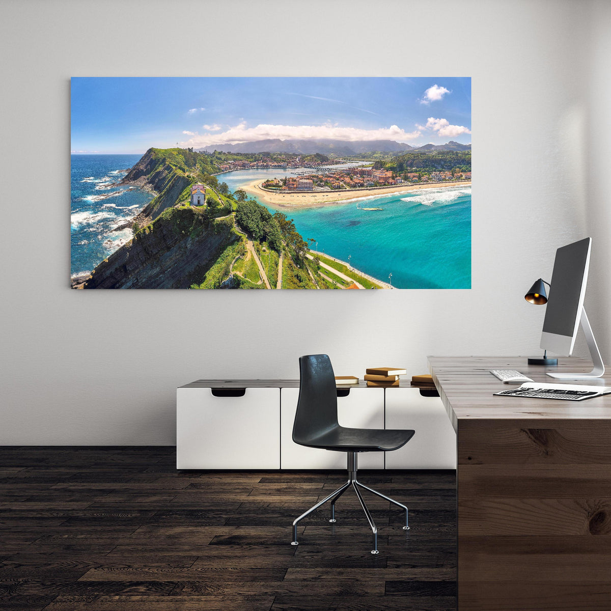 Office Poster  - Luftaufnahme Ribadesella-Kirche  - Spanien an einer Wand in minimalistisch eingerichtetem Heim-Büro