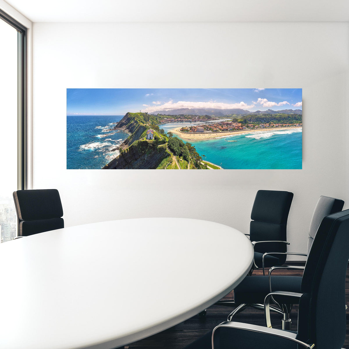 Office Poster  - Luftaufnahme Ribadesella-Kirche  - Spanien in einem Konferenzraum hinter weißem ovalem Tisch