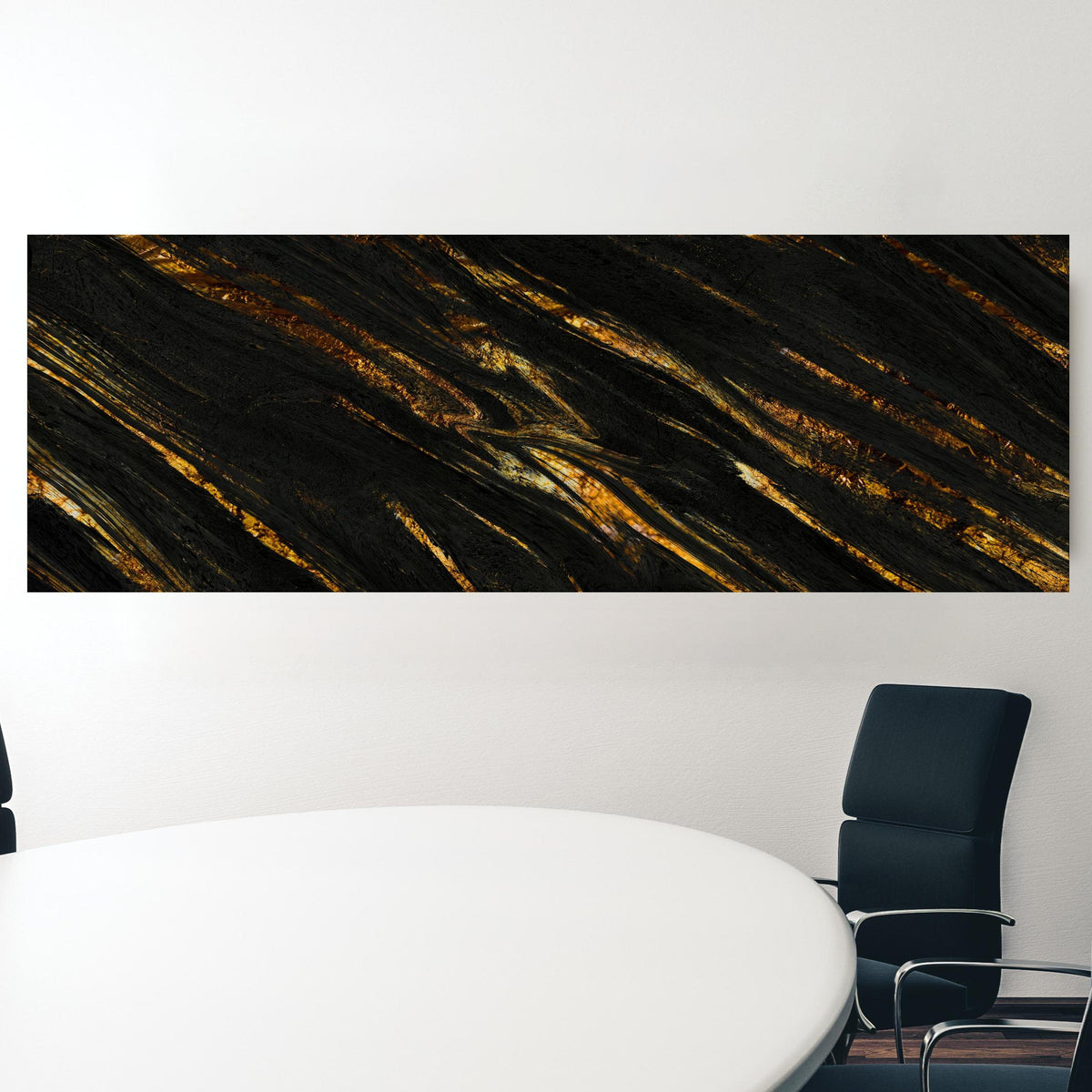 Office Poster  - Luxus Gold Marmor-Holz Textur in einem Konferenzraum hinter weißem ovalem Tisch Zoom