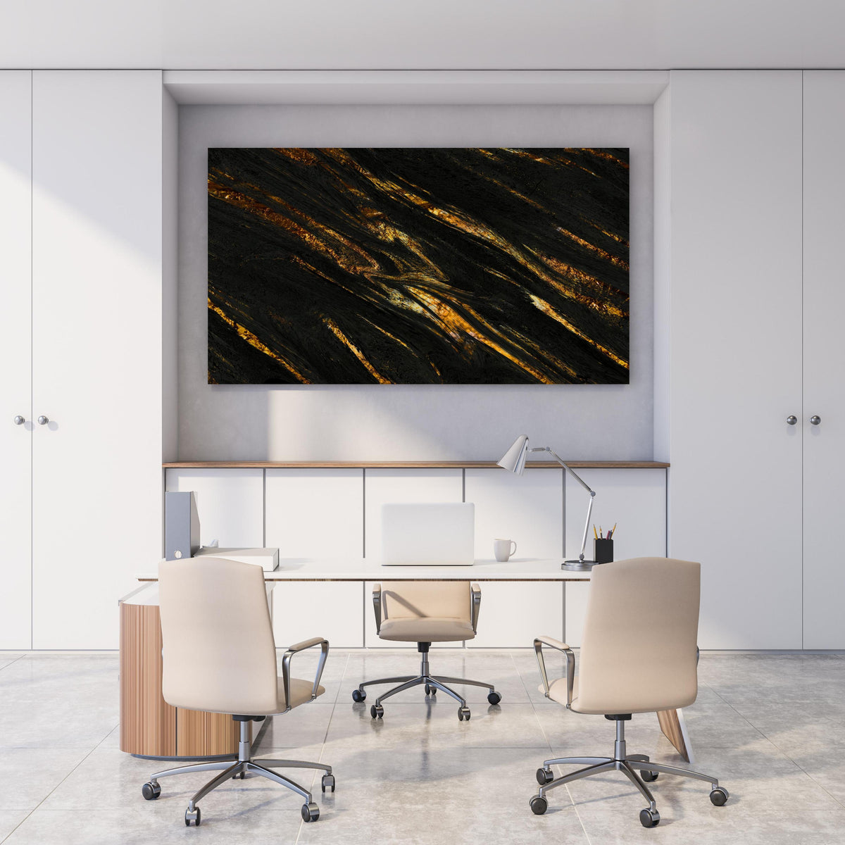 Office Poster  - Luxus Gold Marmor-Holz Textur hinter weißem Holzschreibtisch mit Tischlampe