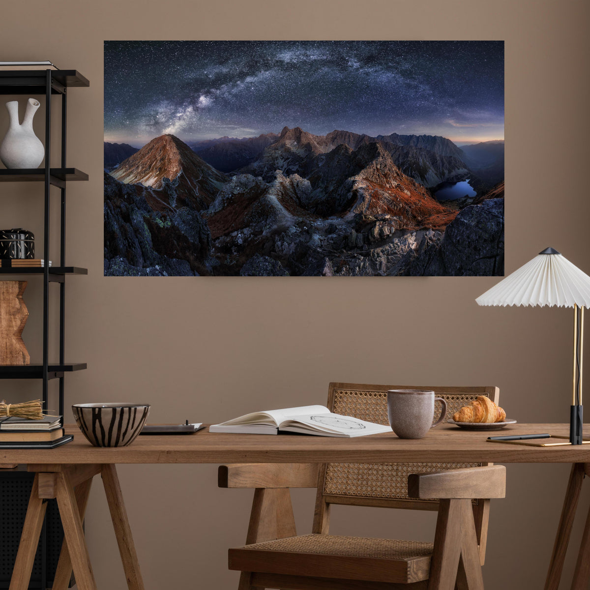 Office Poster  - Milchstraße über Tatra Gebirgspanorama über poliertem Holztisch mit stilvoller Lampe - rechteckig