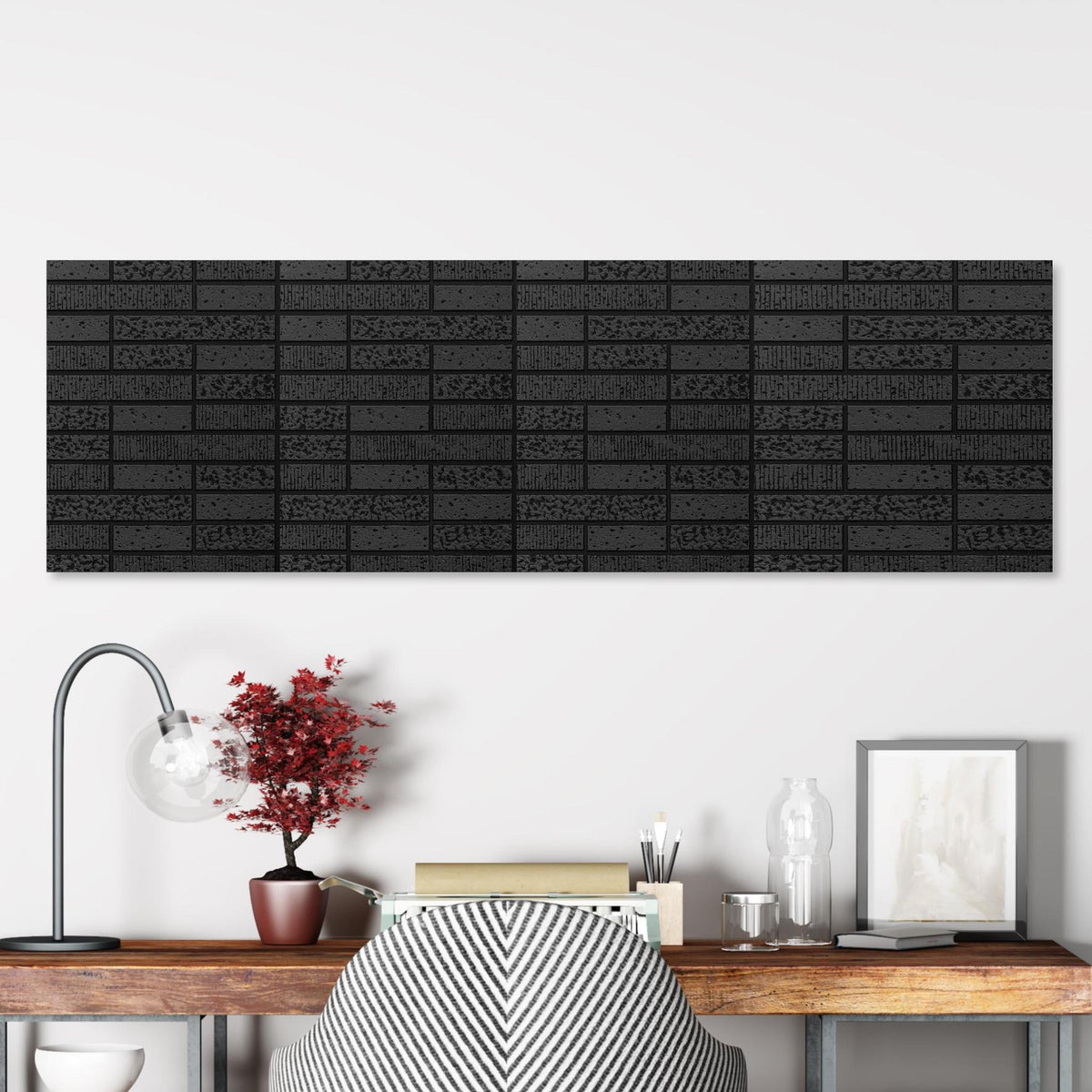 Office Poster  - Moderne Schwarze Ziegelwand über klassischem Holzschreibtisch mit Bücherregal Zoom