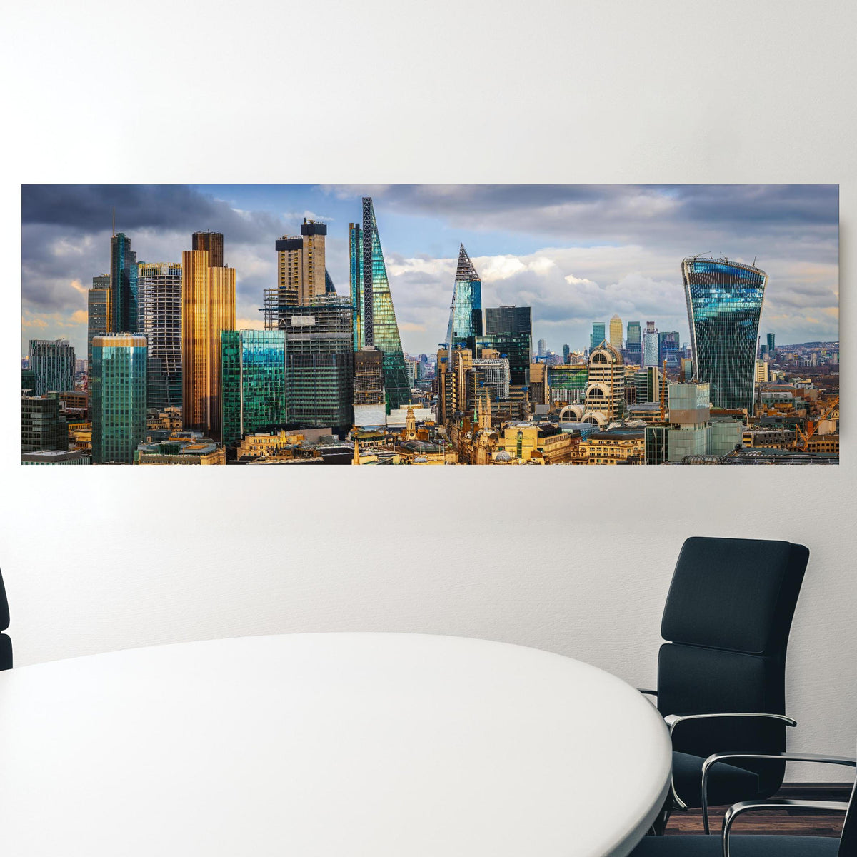 Office Poster  - Panorama von London in einem Konferenzraum hinter weißem ovalem Tisch Zoom
