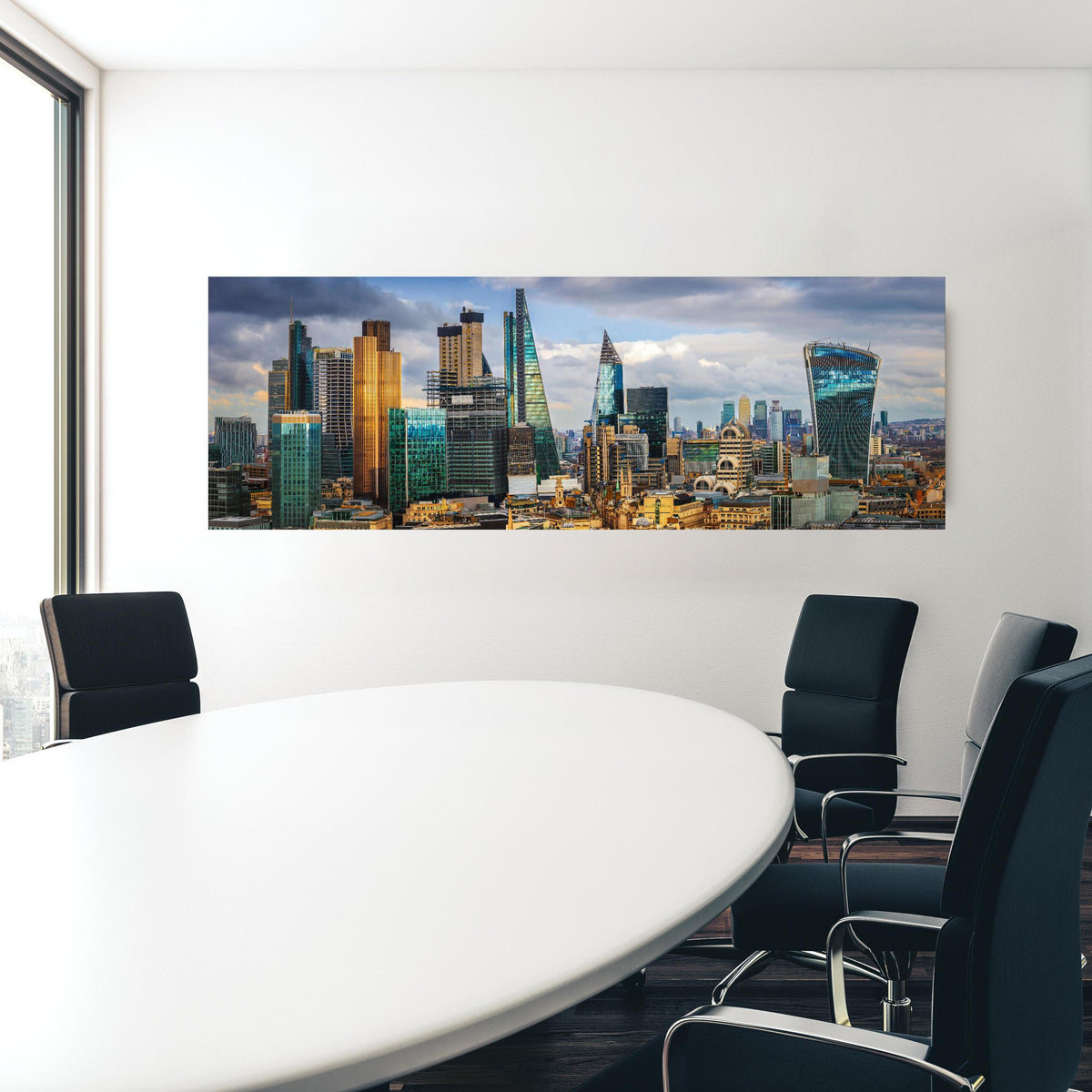 Office Poster  - Panorama von London in einem Konferenzraum hinter weißem ovalem Tisch