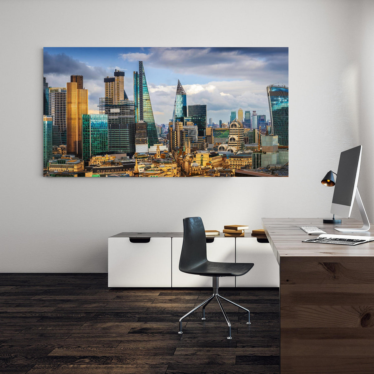 Office Poster  - Panorama von London an einer Wand in minimalistisch eingerichtetem Heim-Büro