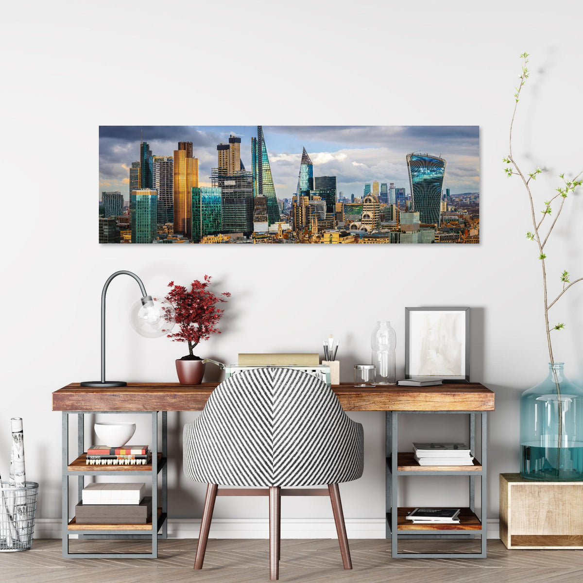 Office Poster  - Panorama von London über klassischem Holzschreibtisch mit Bücherregal