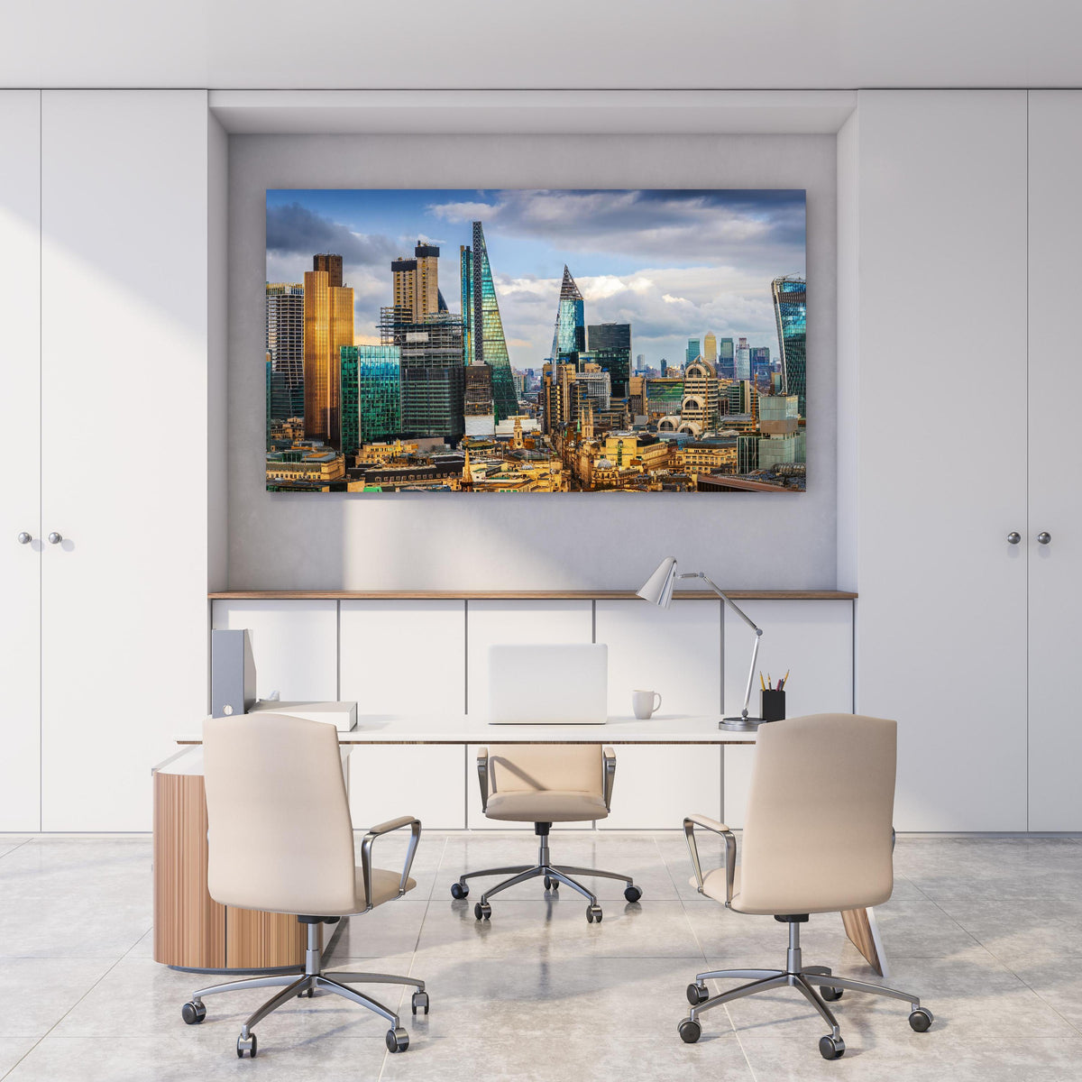 Office Poster  - Panorama von London hinter weißem Holzschreibtisch mit Tischlampe