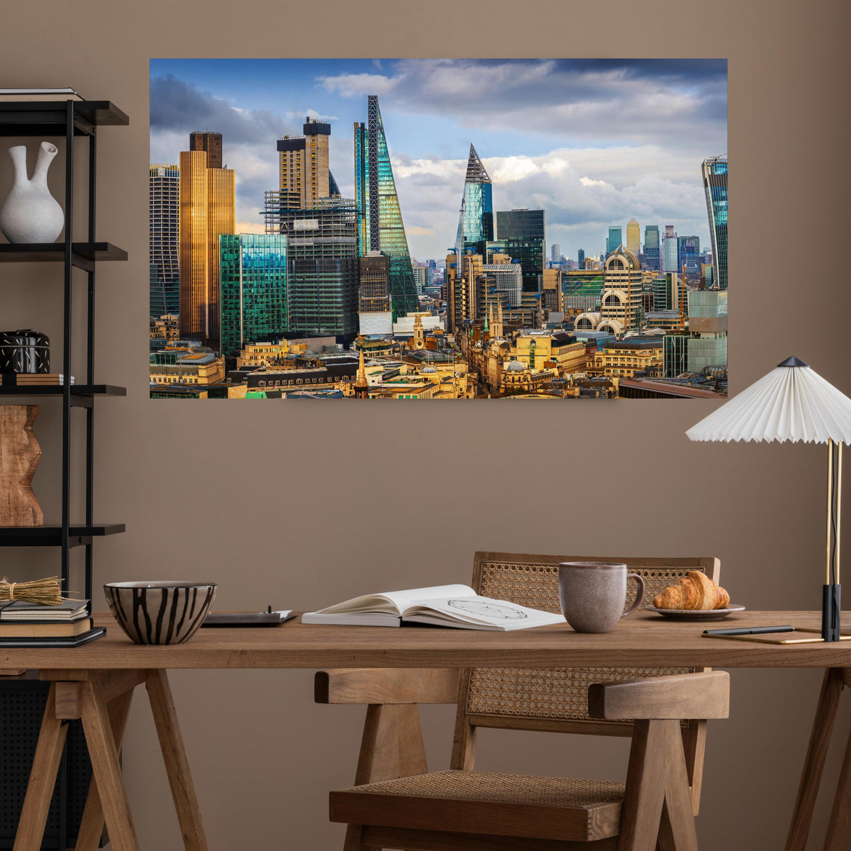 Office Poster  - Panorama von London über poliertem Holztisch mit stilvoller Lampe - rechteckig