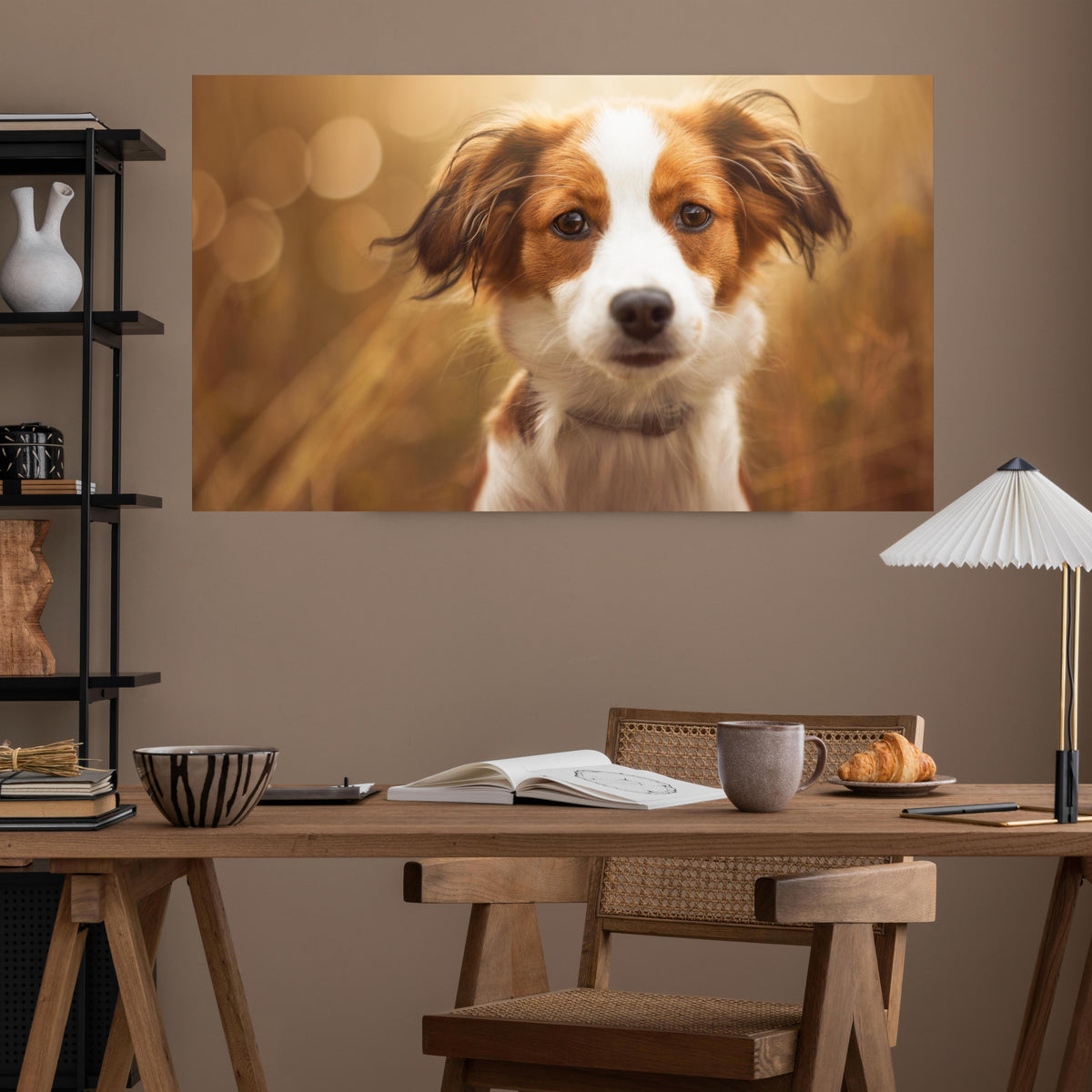 Office Poster  - Portrait eines süßen Kooiker Hundes über poliertem Holztisch mit stilvoller Lampe - rechteckig