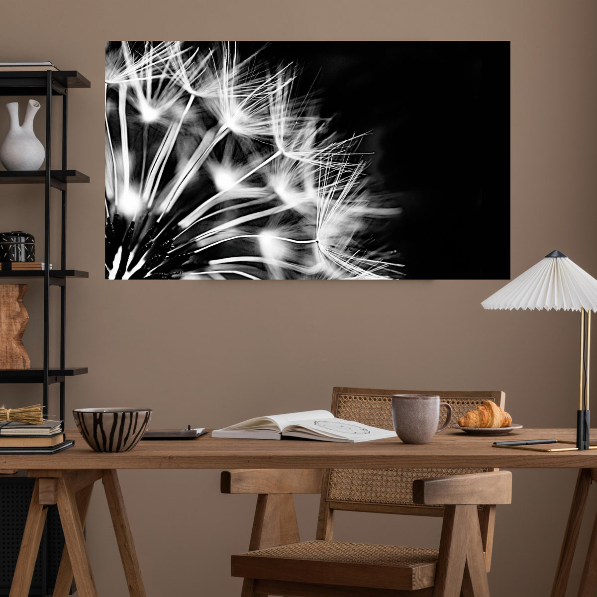 Office Poster  - Pusteblumen schwarz-weiß Hintergrund über poliertem Holztisch mit stilvoller Lampe - rechteckig