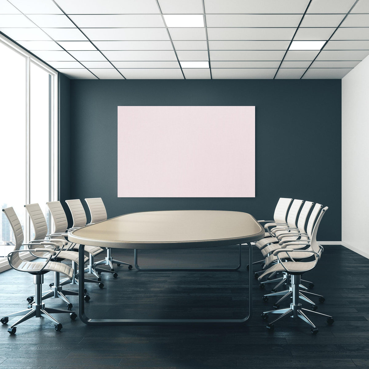 Office Poster  - Rosa Stoff  an blauer Wand in einem Besprechungsraum