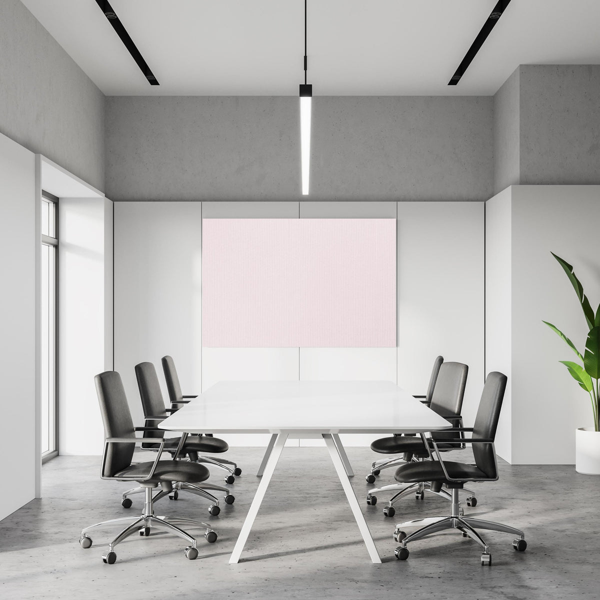 Office Poster  - Rosa Stoff  in einem Konferenzraum an weißer Wand hängend