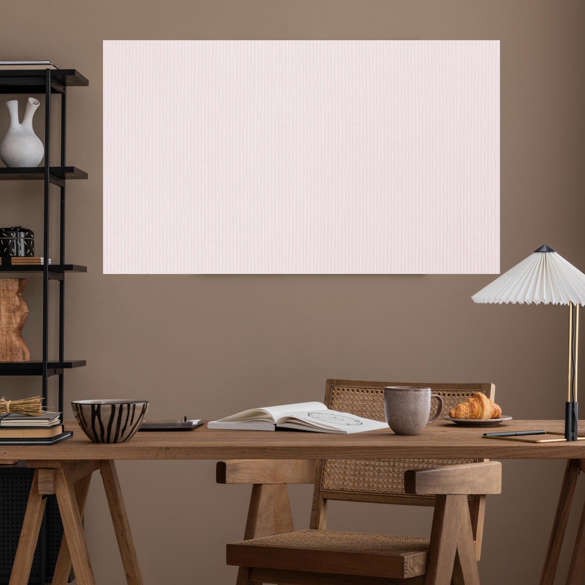 Office Poster  - Rosa Stoff  über poliertem Holztisch mit stilvoller Lampe - rechteckig