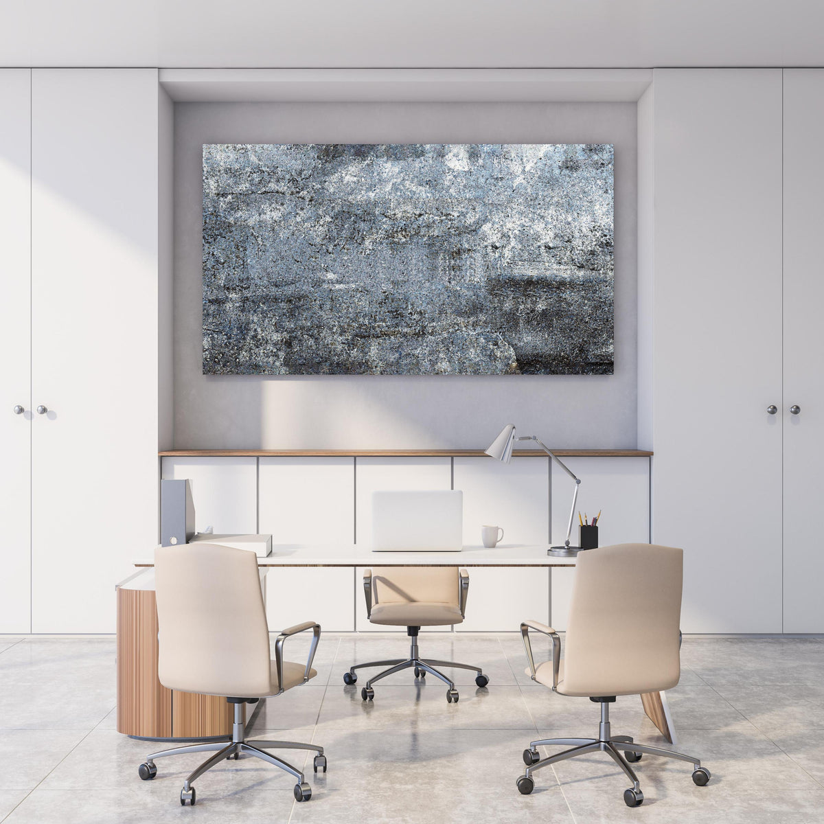 Office Poster  - Rostiger Marmor aus Zement hinter weißem Holzschreibtisch mit Tischlampe