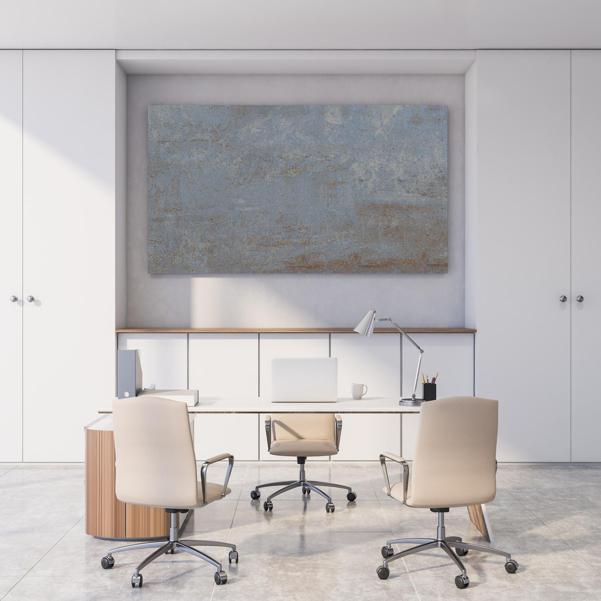 Office Poster  - Rostiger Marmor aus Zement Textur hinter weißem Holzschreibtisch mit Tischlampe